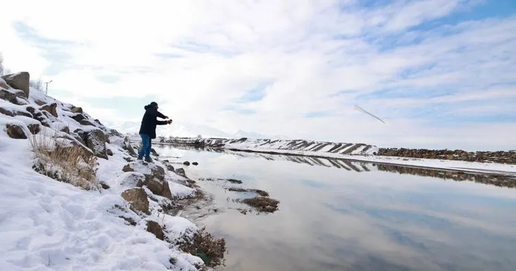 Ağrı’da buz tutan derede balık avı