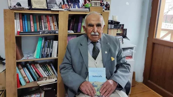 91 yaşında huzurevi sakini emekli öğretmen hayalini kurduğu kitap yazmanın mutlunu yaşıyor