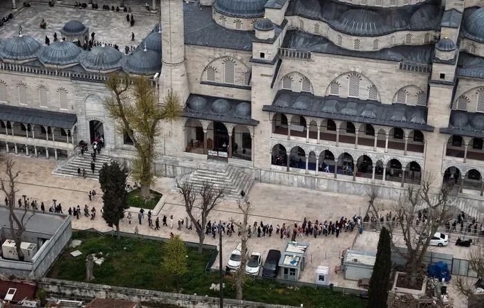 sultanahmet-camiine-ziyaretci-akini-dron-kamerasiyla-kaydedildi-1777020829818.jpg