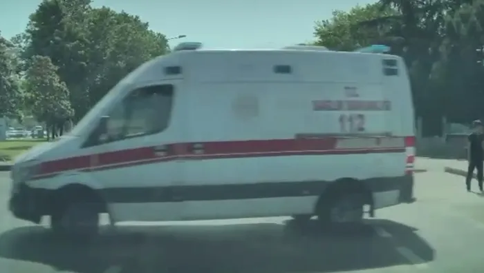 kagithanede-4-kisinin-yaralandigi-ambulans-kazasi-kamerada-1780733046144.jpg
