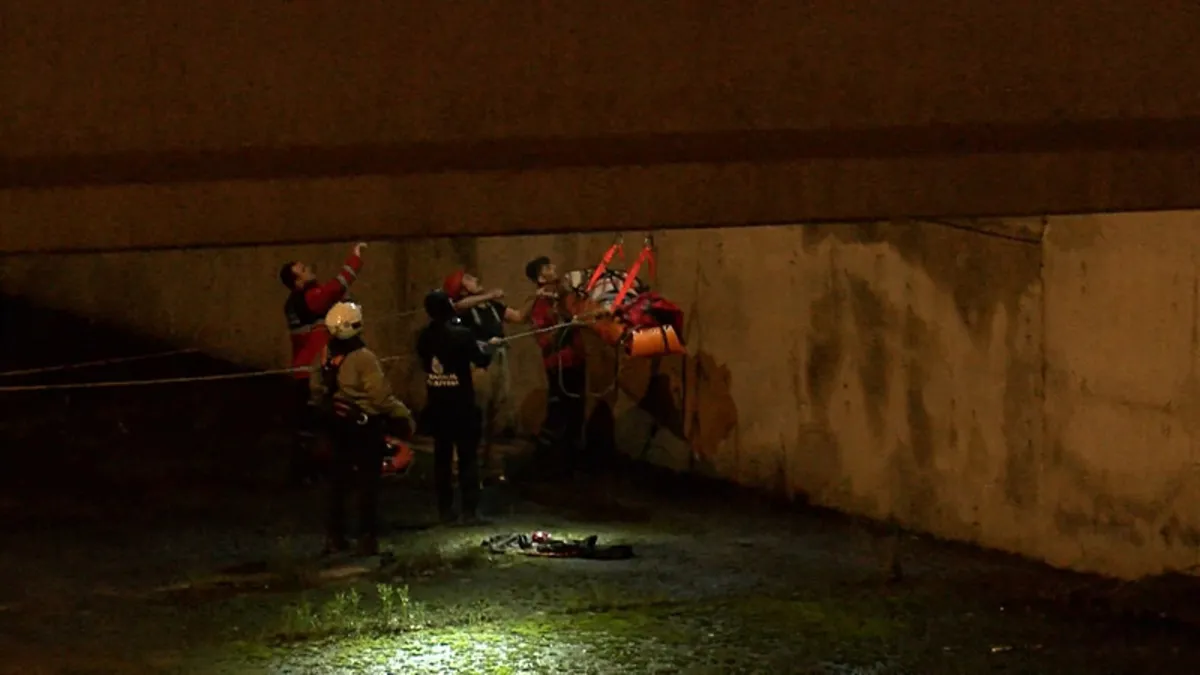 Kuzey Marmara Otoyolu’nda korkutan kaza: Hafriyat kamyonu dereye uçtu! Kuzey Marmara Otoyolu’nda korkutan kaza: Hafriyat kamyonu dereye uçtu!