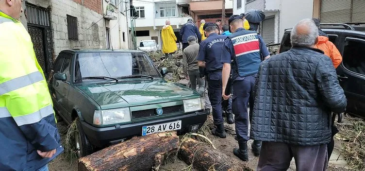 Giresun’da sel heyelana yol açtı: Ev ve iş yerlerini su bastı! Belediye Başkanı çağrı yaptı: Her tarafımızı yıktı…