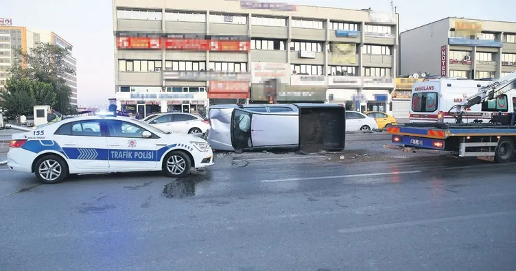 Refüje çarpan pikap devrildi