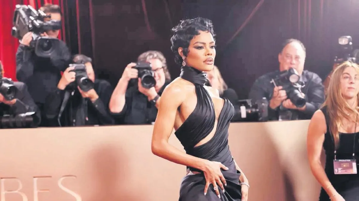 Kırmızı halı lüks markaların gövde gösterisi alanı