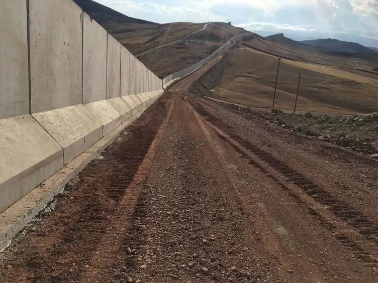 İran sınırında ilginç görüntü! Taşınabilir güvenlik duvarının yarısı tamamlandı