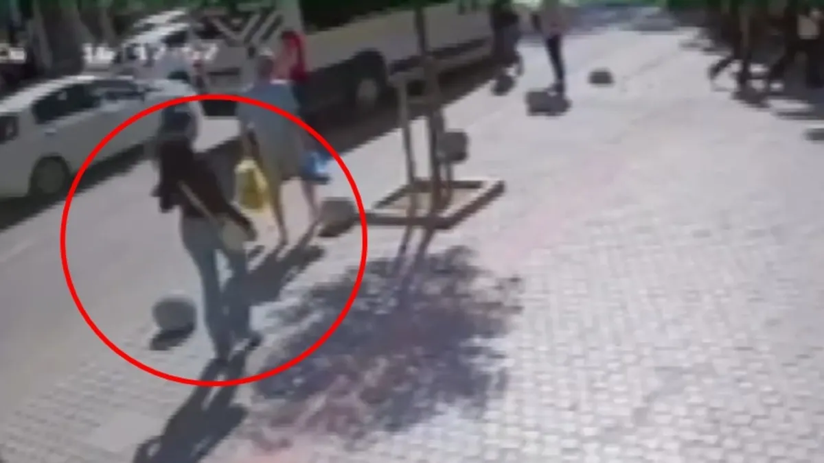 Bursa’da feci kaza: Taksinin çarptığı avukat ağır yaralandı! Kaza kamerada Bursa’da feci kaza: Taksinin çarptığı avukat ağır yaralandı! Kaza kamerada
