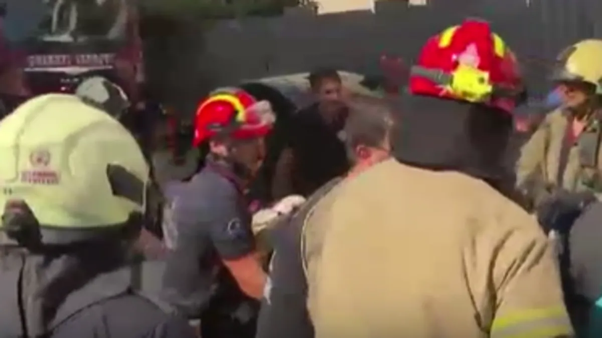 Yer Avcılar! Metruk bina çöktü: Söküm yapan işçi kirişin altında kaldı! Yer Avcılar! Metruk bina çöktü: Söküm yapan işçi kirişin altında kaldı!