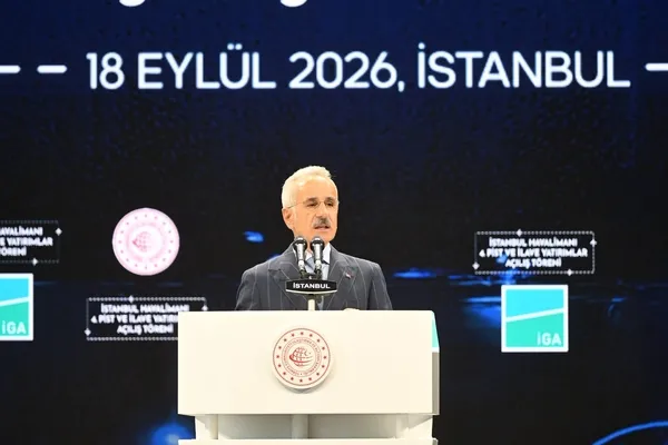 istanbul-havalimaninda-rotalar-kisaldi-bakan-uraloglu-acikladi-4-pist-ile-284-ton-yakit-tasarrufu-1792658783542.jpeg
