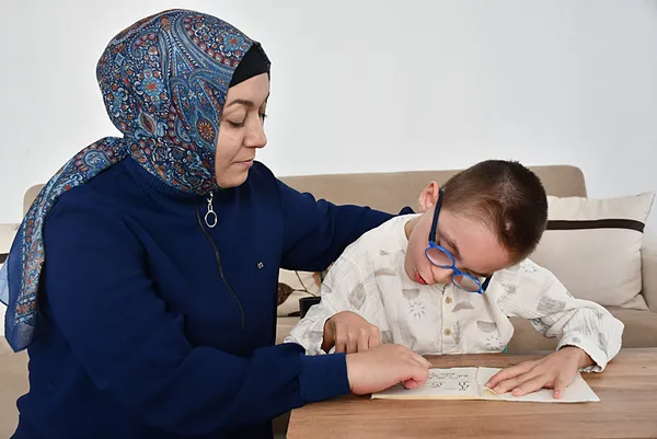 ogretmenligi-birakan-anne-kendisini-serebral-palsili-ogluna-adadi-1759731078548.jpeg
