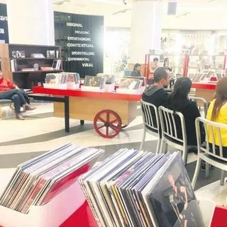 Plak tutkunları bir arada