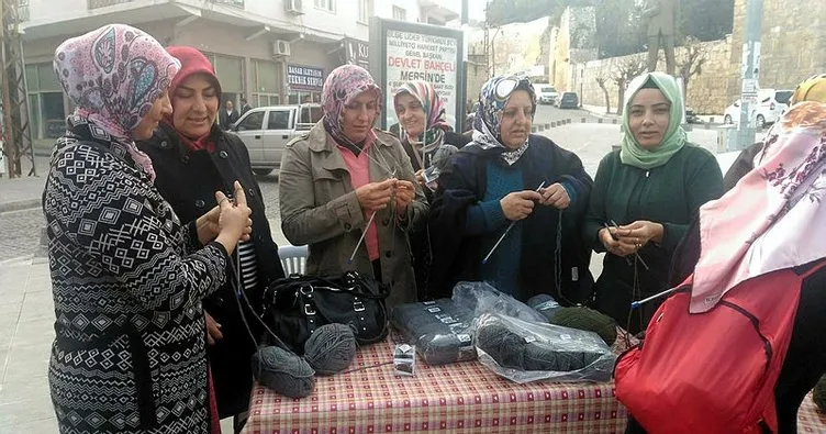 Mutlu kadınlar Afrin için gönülden örüyor