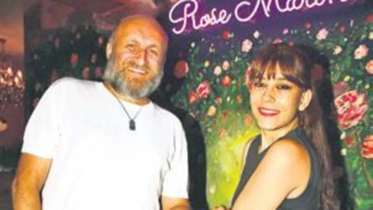 Eşiyle baş başa doğum günü yemeği