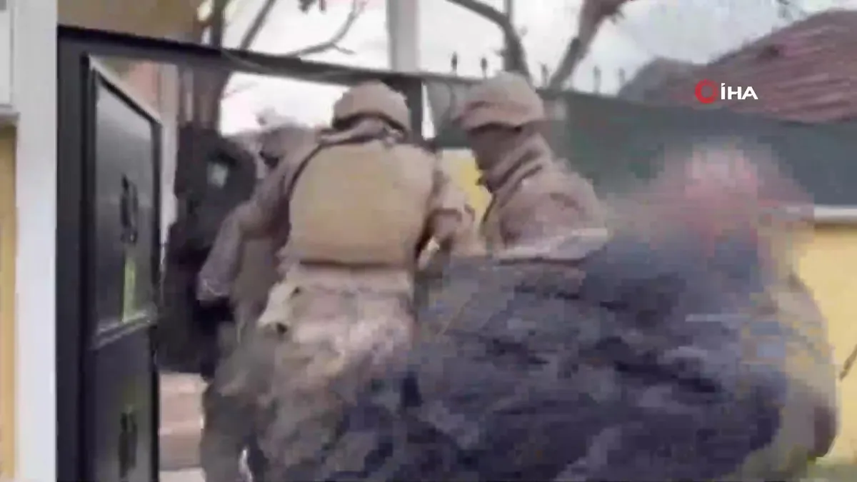 Sakarya’da uyuşturucu baskınında el bombası ve havan topu mermisi ele geçirildi | Video videosunu izle Sakarya’da uyuşturucu baskınında el bombası ve havan topu mermisi ele geçirildi | Video videosunu izle