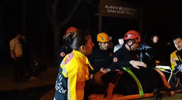 alanyada-seyir-terasindan-dusen-kisi-yaralandi-1772003202186.jpg