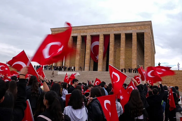 19-mayis-tum-yurtta-coskuyla-kutlaniyor-anitkabirde-toren-81-ilden-gencler-ve-milli-sporcular-geldi-1779175266092.jpg