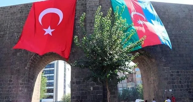 Sur Lara Turkiye Azerbaycan Bayragi Asildi Son Dakika Haberler