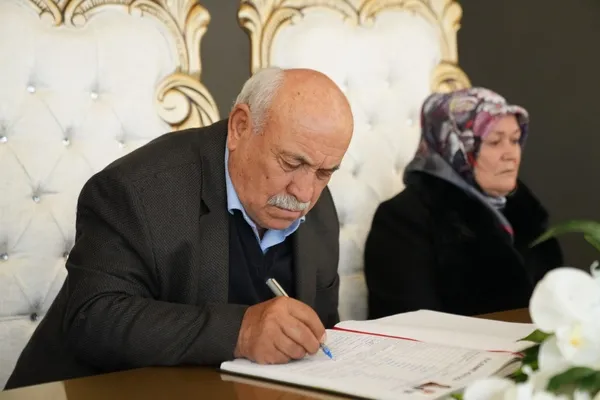 baskan-akdenizlinin-kiydigi-nikahla-emine-teyze-ve-yusuf-amca-evet-dedi-1770061195607.jpg