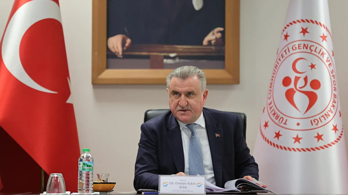 Gençlik ve Spor Bakanı Osman Aşkın Bak bir ödül töreninde konuşma yapıyor.
