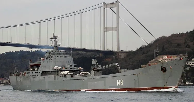 Rus savaş gemisi İstanbul Boğazından geçti