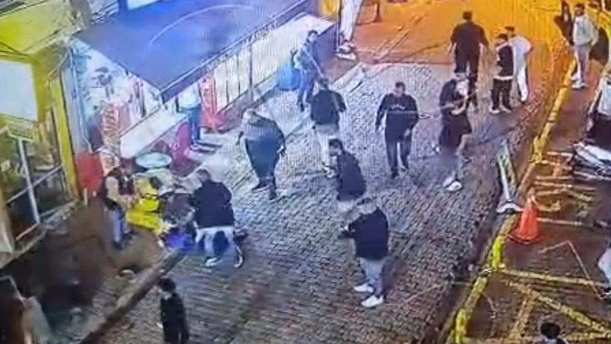 Husumetlilerin sokak kavgası cinayetle bitti! Kalbinden vurularak hayatını kaybetti Husumetlilerin sokak kavgası cinayetle bitti! Kalbinden vurularak hayatını kaybetti