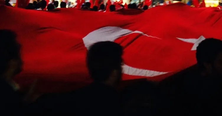 Atina’da Türk bayrağının yakılması protesto edildi