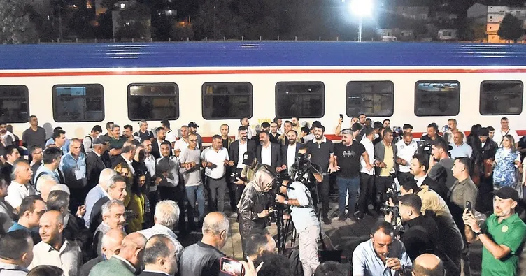 Turistik Tatvan trenine binen öğrenciler: Çok keyifli bir yolculuk