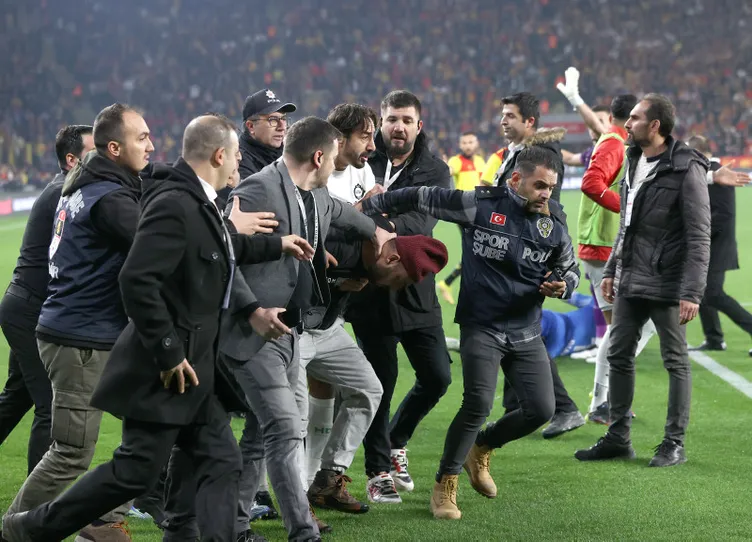 Son dakika haberi: Göztepe-Altay maçında cinayet girişimi! İşaret fişeği atılan taraftar kanlar içinde yerde kaldı | Altay kalecisi de hastanelik oldu