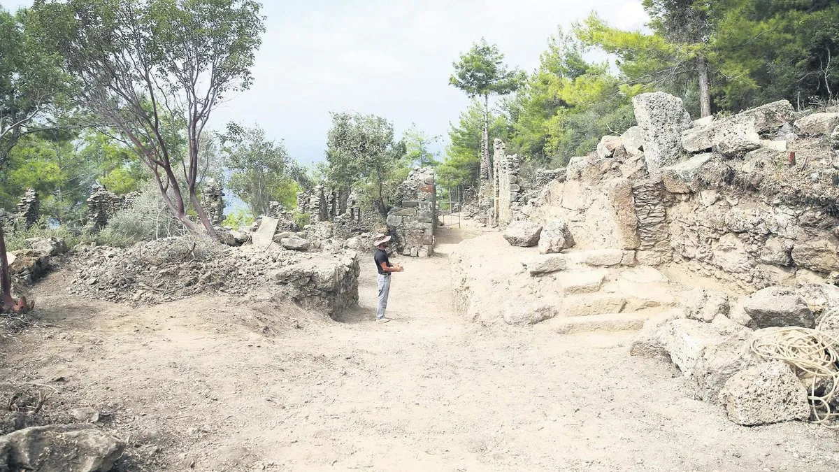 3 bin yıllık antik tiyatro gün yüzüne çıkartılıyor