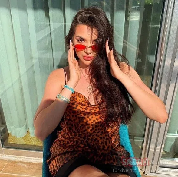 Ünlü şarkıcı Rafet El Roman’ın kendi gibi şarkıcı kızı Su El Roman mayolu pozuyla sosyal medyayı yaktı geçti! Düzgün fiziğine övgüler yağdı
