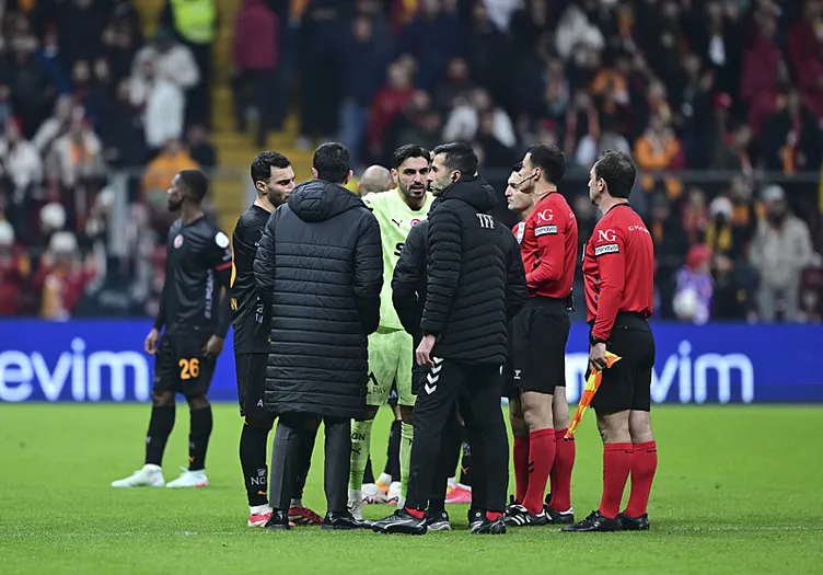 Son dakika haberi: Galatasaray - Adana Demirspor maçı yarıda kaldı! Oyuncular sahadan çekildi...