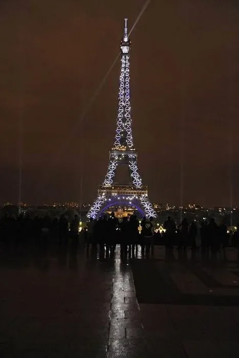 Eiffel Kulesi’nde ışık şovu