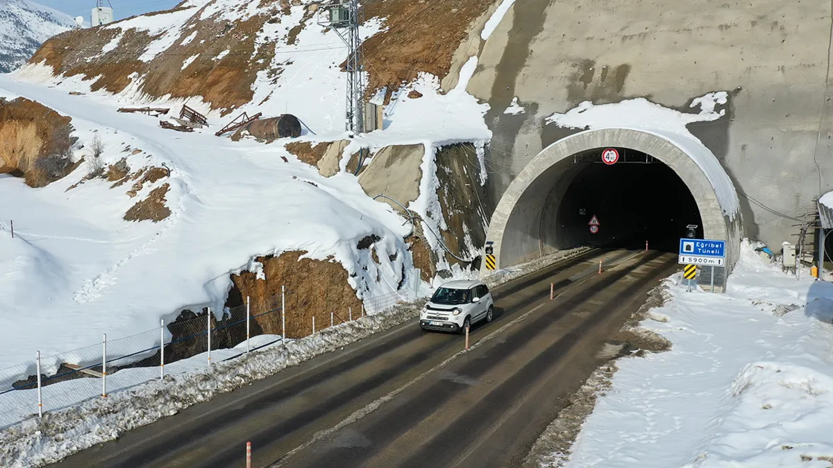 2,5 saatlik yol 1,5 saate düştü! Eğribel Tüneli ile güvenli ulaşım sağlandı 2,5 saatlik yol 1,5 saate düştü! Eğribel Tüneli ile güvenli ulaşım sağlandı