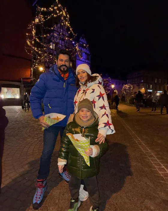 Gözde çiftimizden aile saadeti pozları! Burak Özçivit ve Fahriye Evcen’den eğlenceli tatil paylaşımları!