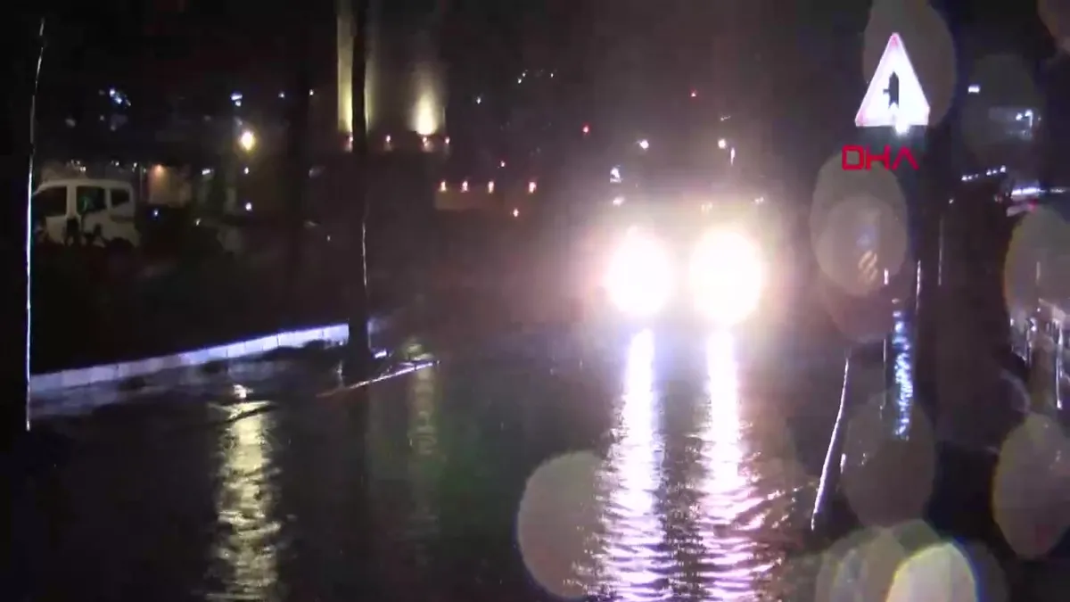 İzmir’de sağanak; cadde ve sokaklar göle döndü | Video videosunu izle İzmir’de sağanak; cadde ve sokaklar göle döndü | Video videosunu izle