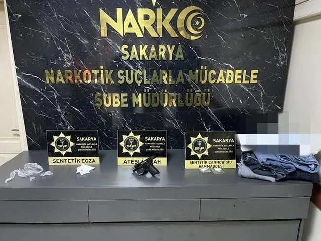 sakaryadaki-uyusturucu-operasyonunda-anne-il-oglu-tutuklandi-5-kot-pantolonla-takas-etmisler-1761817551152.jpg
