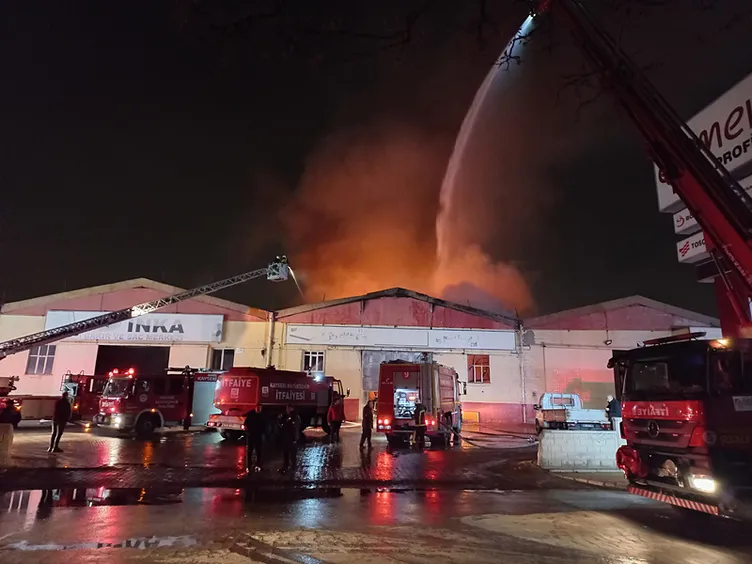 Kayseri’de boru fabrikasında yangın: Çalışmalar devam ediyor!