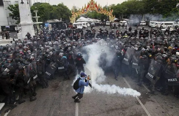 Tayland'da on binlerce protestocuya karşılık 15 bin polis