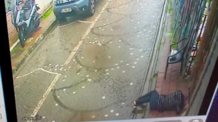 Balat’taki korkunç cinayetin yeni görüntüleri ortaya çıktı! Önce silahla yaraladı sonra darbetmeye devam etti! İşte o anlar!