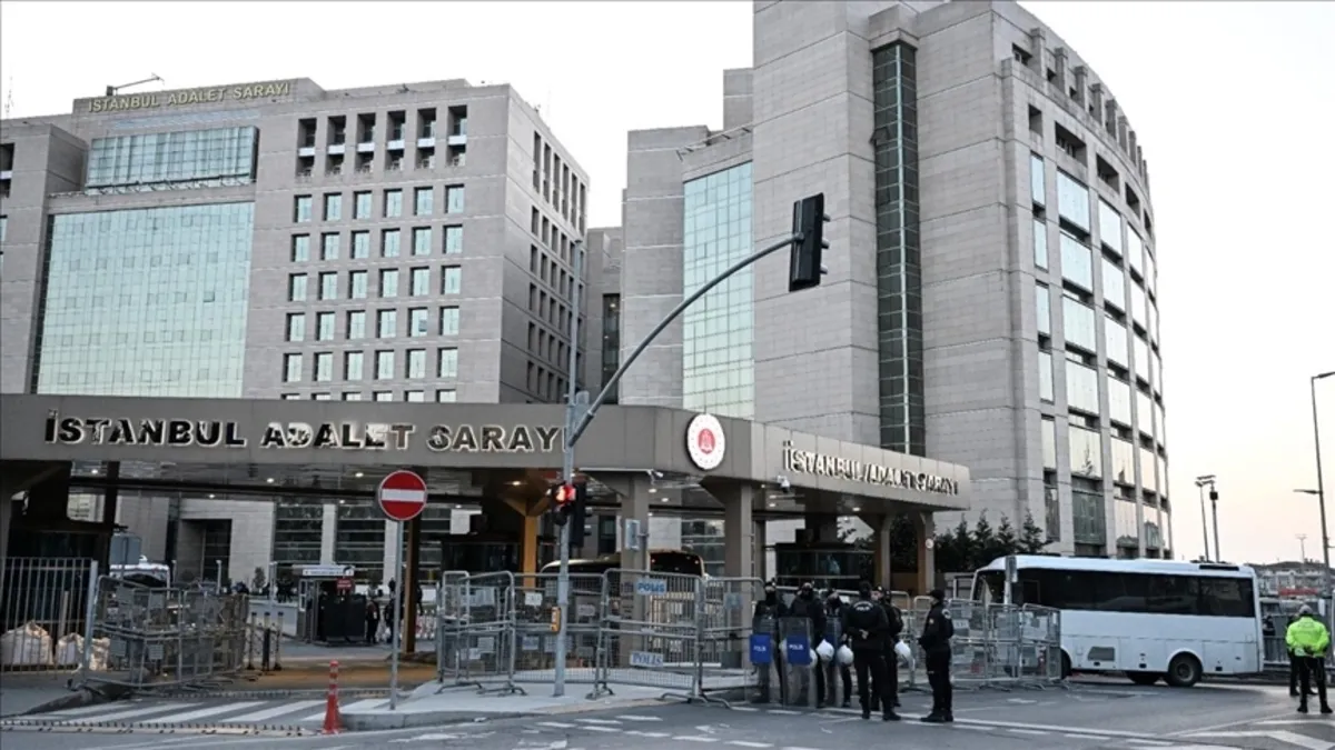 İBB yolsuzluk davasında 5 şüpheliye adli kontrol İBB yolsuzluk davasında 5 şüpheliye adli kontrol