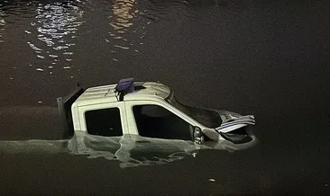 Kaza yapan zabıta aracı denize düştü