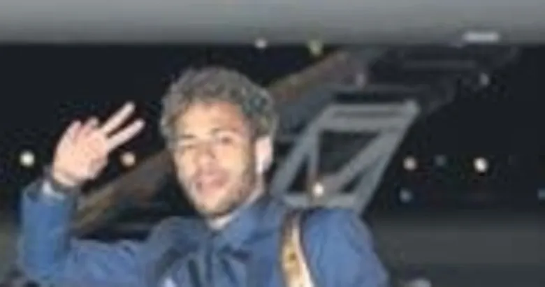 Neymar altın kaplama çantasıyla sahne aldı