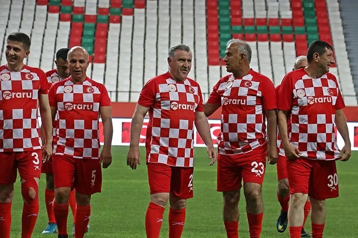 diyarbakirda-gosteri-macinda-sahaya-cikan-bakan-baktan-terorsuz-turkiye-vurgusu-1754693745953.jpeg