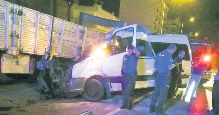 Tur minibüsü kamyona çarptı: İsviçreli doktor kazada can verdi