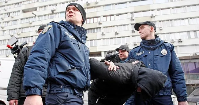 Ukrayna’da milletvekili ile polisler arasında arbede!