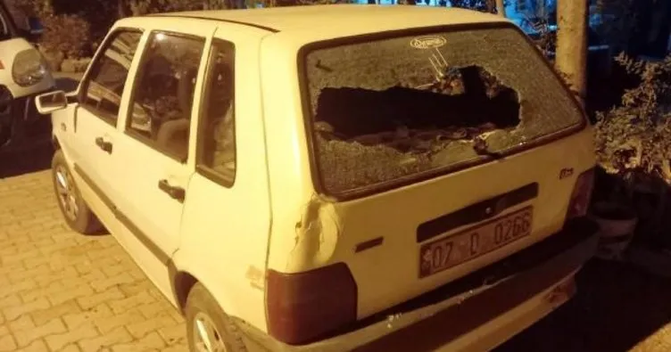 Evinin cam ve pencerelerini kırıp, çıktığı sokakta otomobil ve iş yerlerine zarar verdi