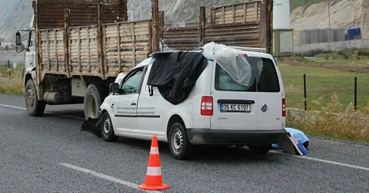 Hafif ticari araç kamyona çarptı: 1 ölü, 1 ağır yaralı