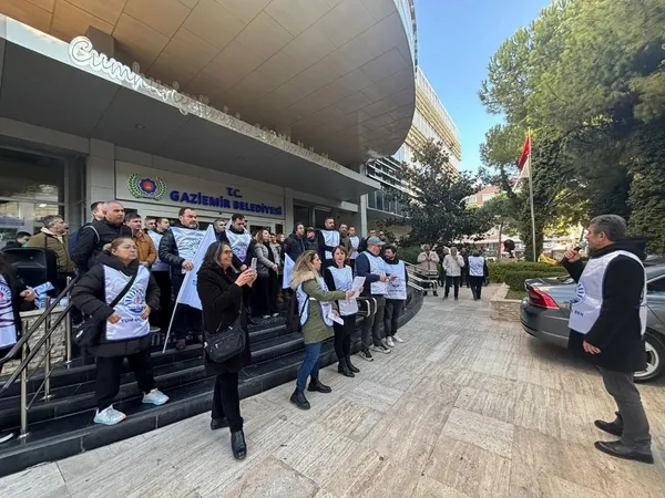 gaziemirde-tis-krizi-once-isciler-simdi-de-memurlar-ayaklandi-artik-yeter-1737204249246.jpg