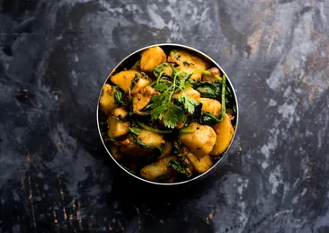 Tek kaşıkla bağımlılık yapan Aloo Palak tarifi! Patates ve ıspanağın müthiş uyumu...