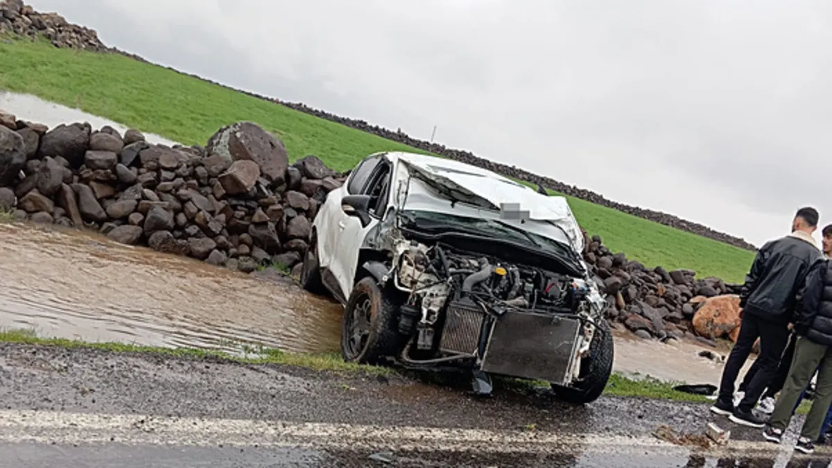Diyarbakır’da otomobil takla attı: 2 yaralı Diyarbakır’da otomobil takla attı: 2 yaralı