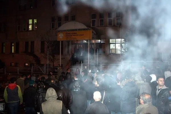 Tunçeli'de öğrenciler yurdu ateşe verdi